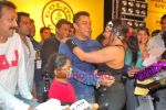 Salman Khan at Gold_s Gym -Mega Spinnathon 2009 in Banstand, Bandra on 1st Dec 2009 (11).JPG